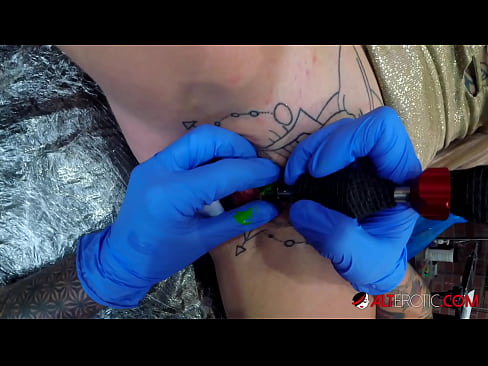 ❤️ Estremamente tatuato hottie Sully Savage ottenuto un tatuaggio sul suo clitoride Porno duroal it.truedating.top ❌